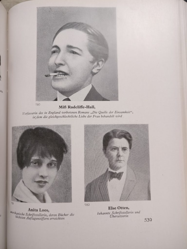 A page featuring portrait photos of the authors ‘Miß Radcliffe-Hall’, Anita Loos and Else Otten. All of them wear their hair short, Miß Radcliffe-Hall smokes a cigarette, and Else Otten wears a monocle and bow tie.